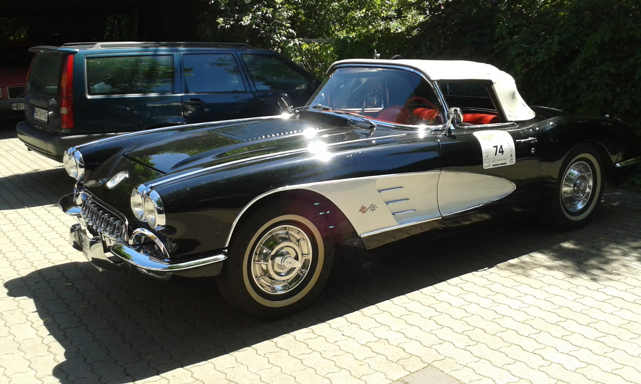 Klassische Corvette Oldtimer vor der Timm & Golz Autowerkstatt im Bremer Ostertor Schwarzer Oldtimer vor der Autowerkstatt Bremen Timm & Golz im Ostertor