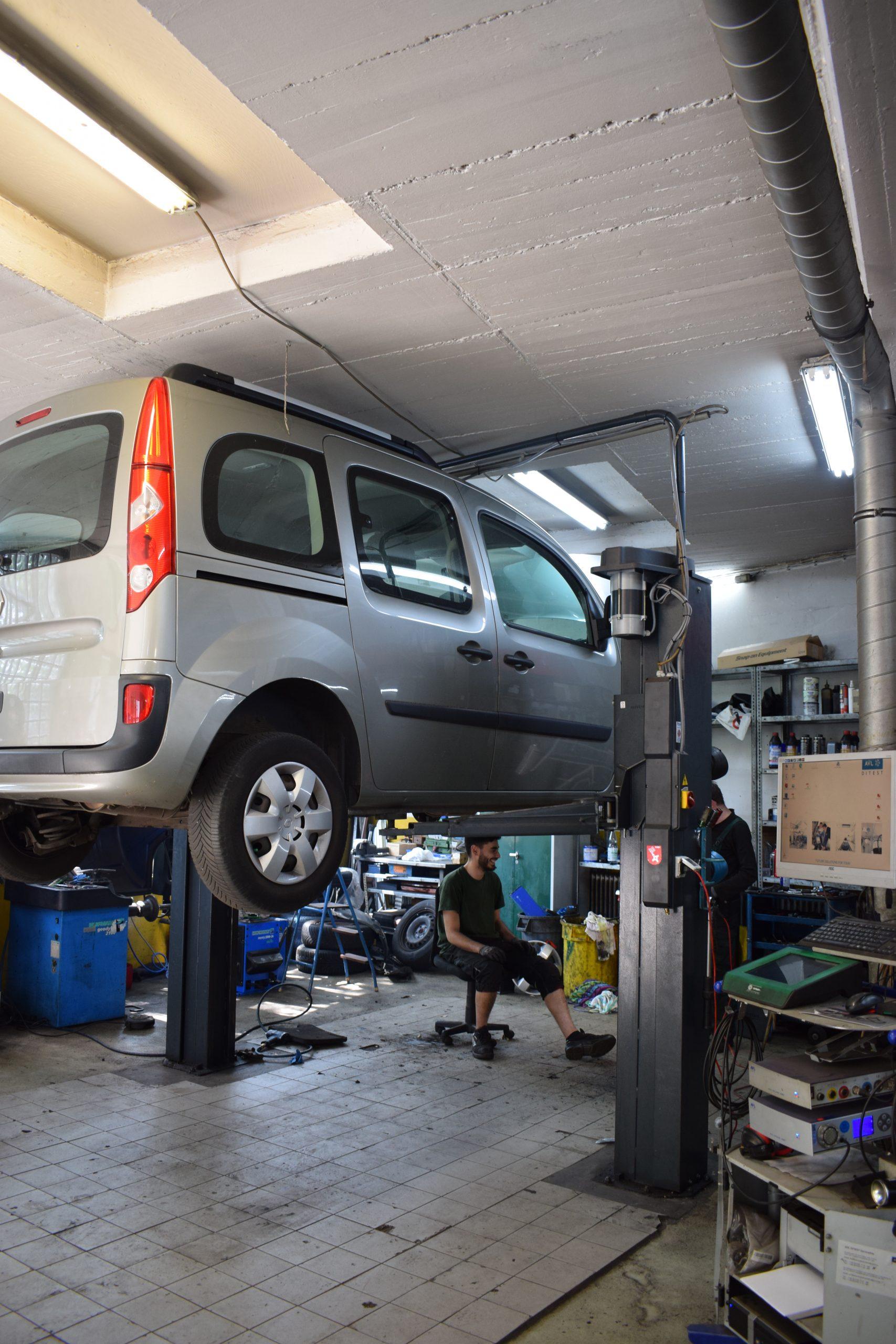 Wartung eines Fahrzeugs auf der Hebebühne in der Kfz-Werkstatt von Timm & Golz in Bremen Fahrzeug auf Hebebühne mit Monteur in der Autowerkstatt Bremen bei Inspektion