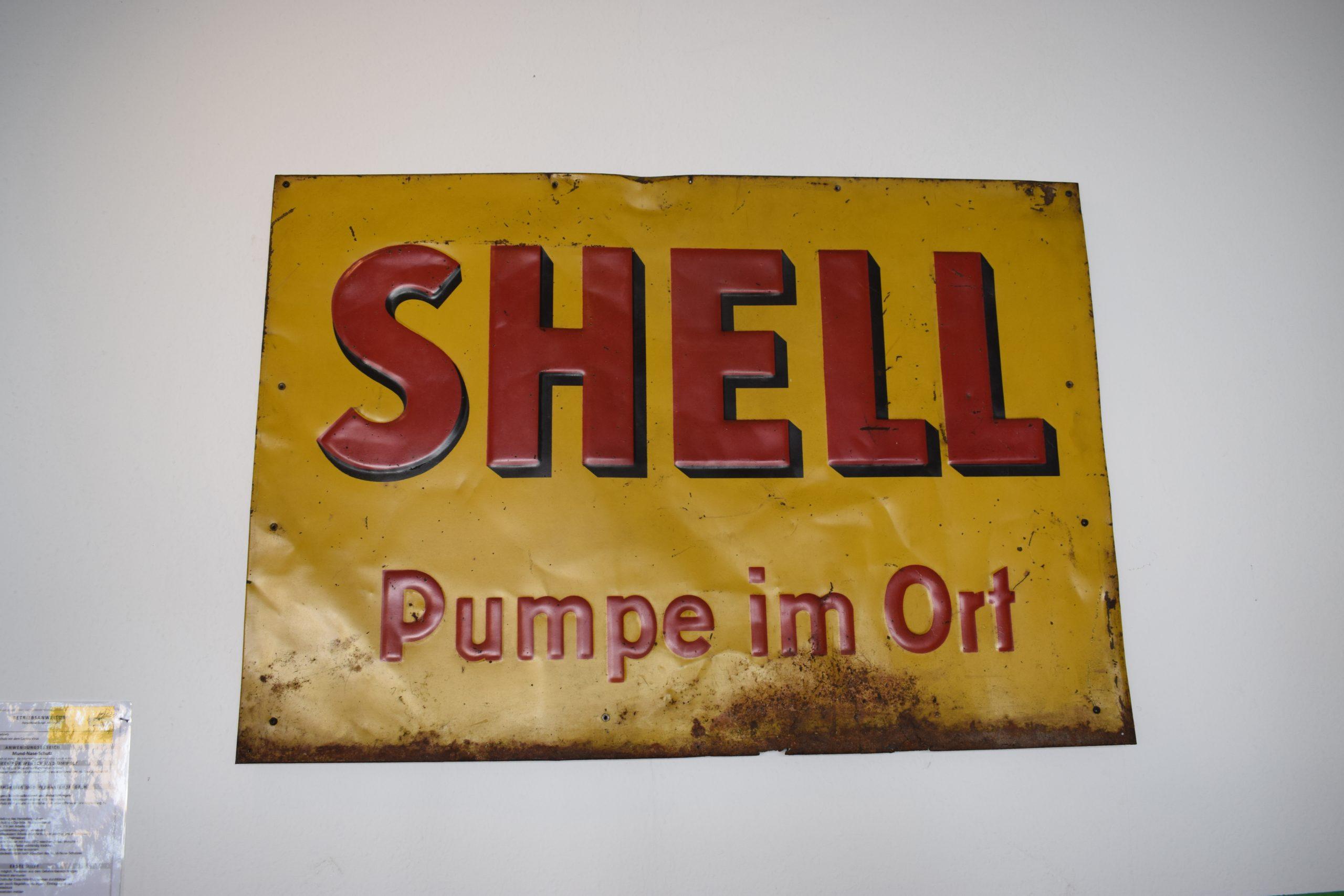Altes gelbes Shell Metallschild mit roter Aufschrift in der Kfz-Werkstatt Bremen Gelbes Shell Metallschild mit roter Schrift in der Autowerkstatt Bremen