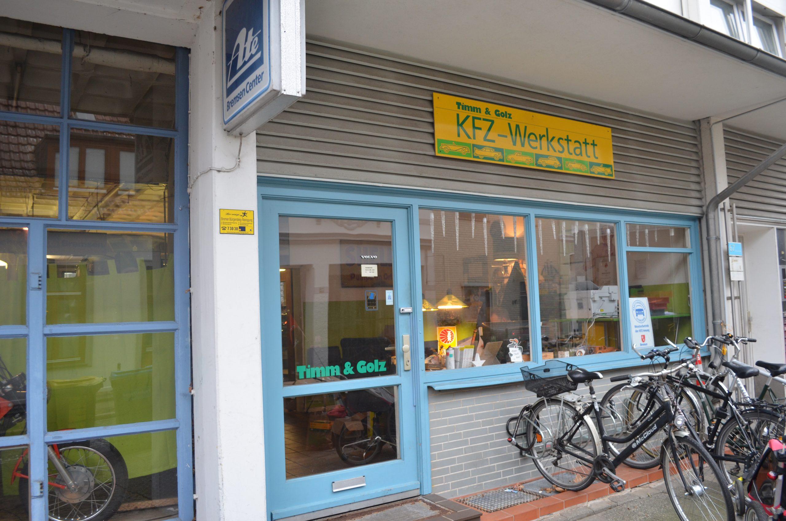 Eingangsbereich der Timm & Golz Kfz-Werkstatt im Bremer Ostertor mit Fahrrädern Eingangsbereich der Autowerkstatt Bremen Timm & Golz mit Schaufenster und Fahrrädern