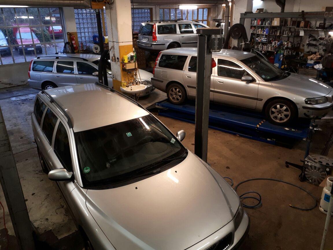 Drei silberne Volvo-Kombis in der Werkstatthalle von Timm & Golz in Bremen Silberne Volvo-Kombis in der Autowerkstatt Bremen zur Wartung und Unfallreparatur