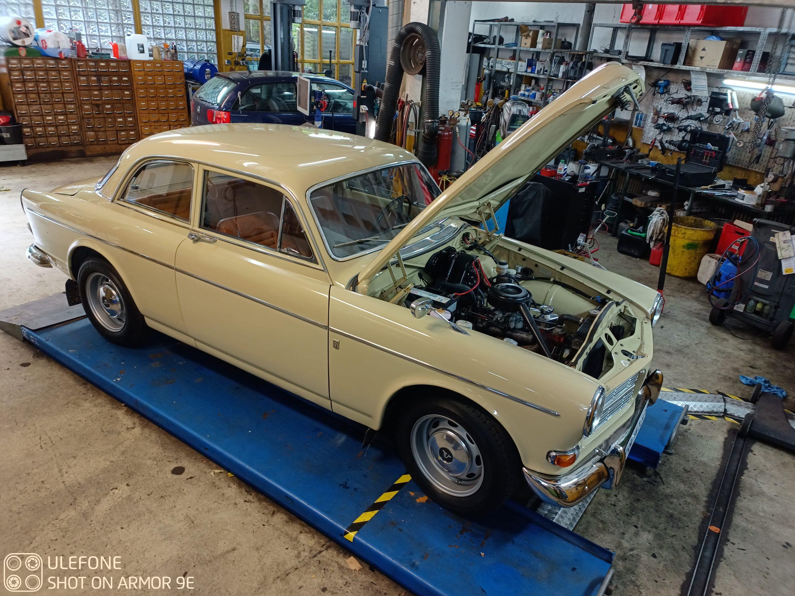Klassischer Oldtimer mit geöffneter Motorhaube auf Hebebühne in Bremer Autowerkstatt Oldtimer mit geöffneter Motorhaube auf Hebebühne in Kfz-Werkstatt Bremen