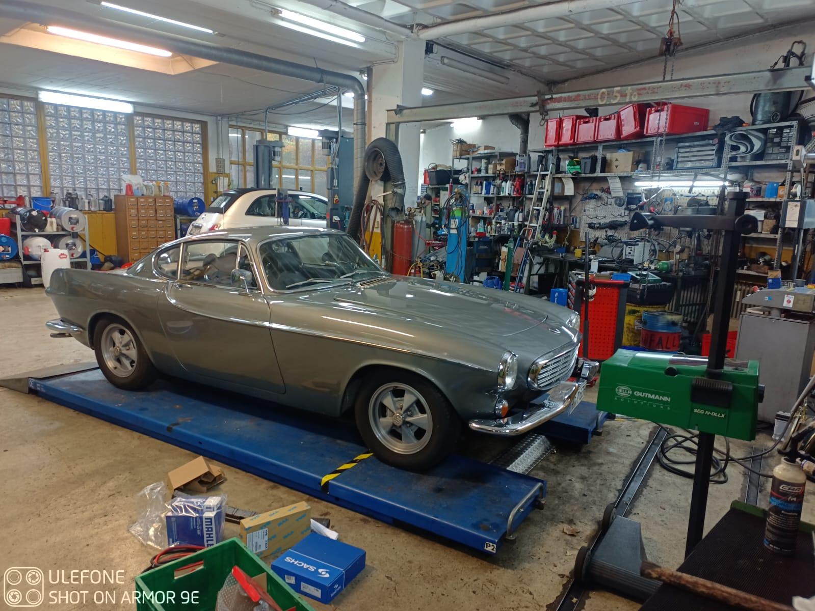 Klassischer Oldtimer auf Hebebühne in der Autowerkstatt Timm & Golz in Bremen Oldtimer auf Hebebühne in voll ausgestatteter Kfz-Werkstatt in Bremen Ostertor