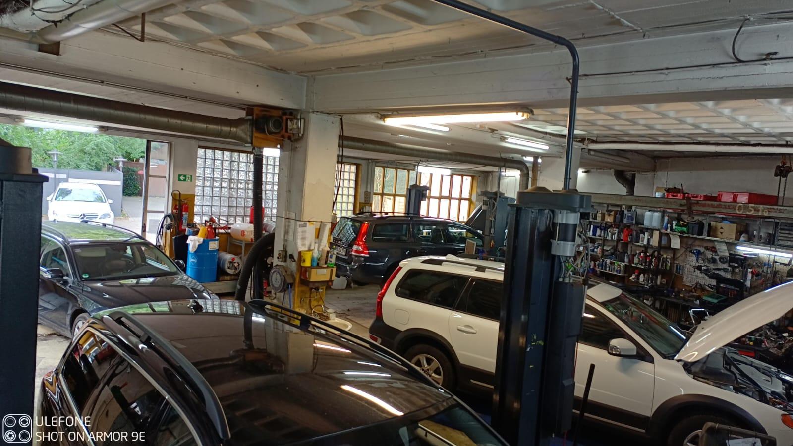 Innenansicht der Kfz-Werkstatt Timm & Golz mit mehreren Autos in der Reparatur Autowerkstatt Bremen Timm & Golz mit Fahrzeugen bei der Wartung im Ostertor