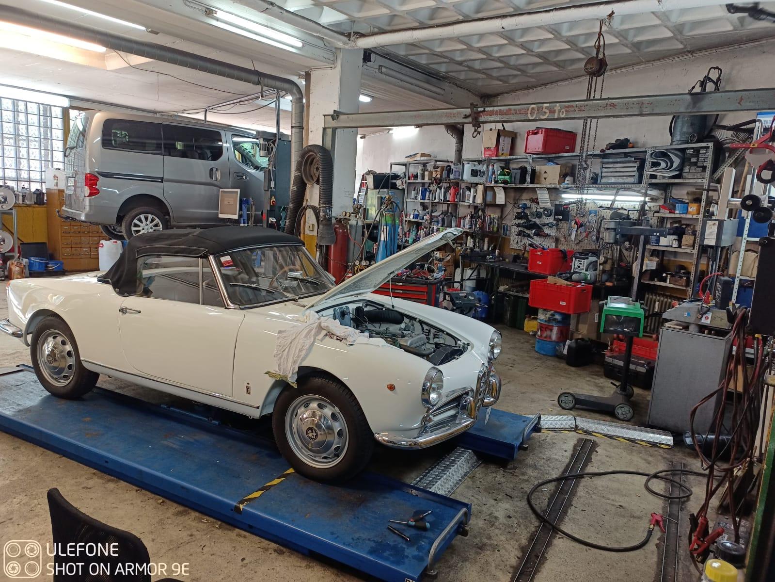 Klassischer Alfa Romeo Spider auf Hebebühne in der Kfz-Werkstatt Timm & Golz in Bremen Oldtimer auf Hebebühne zur Inspektion in Autowerkstatt Bremen